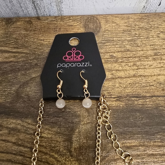 New paparazzi Gold and Cream Pendant Necklace and earrings set - Picture 3 of 7